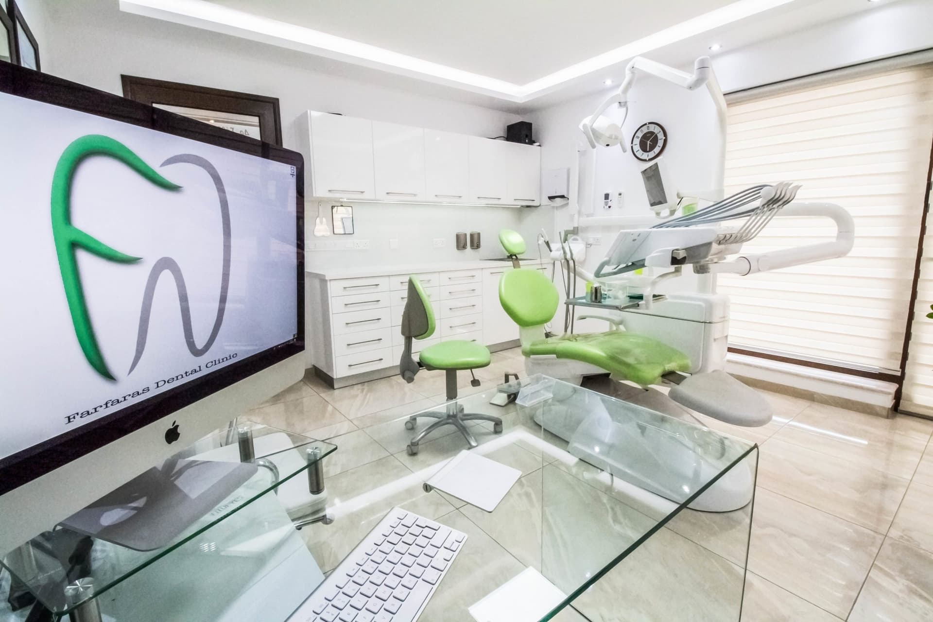 A Farfaras Dental Clinic külső és belső nézete Páfoszban, Cipruson